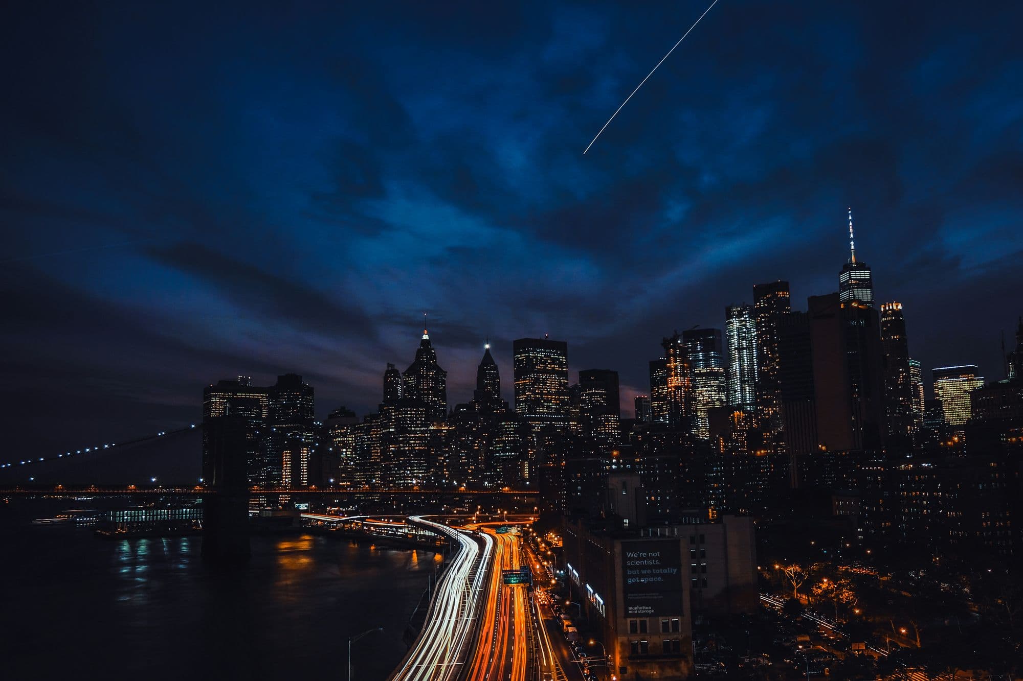 高速道路の光跡が伸びる夜景